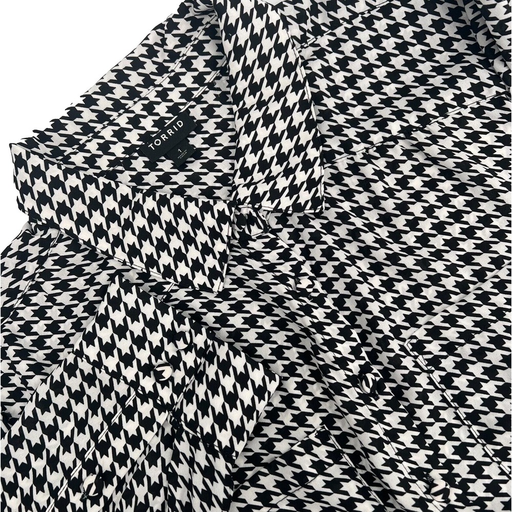 TORRID Women's 1X Black/White Houndstooth Fabric-Covered Button Polyester Blouse